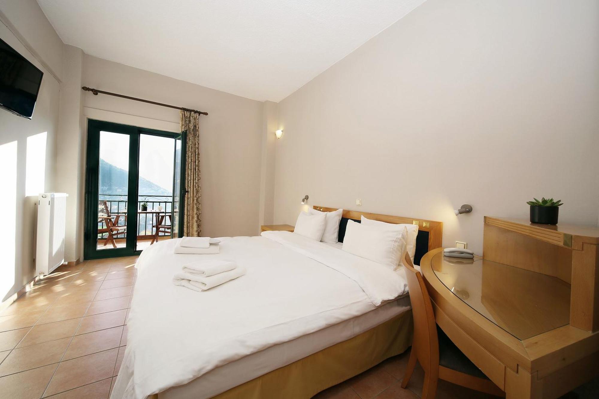 Hotel Lecadin Karpenísion Zewnętrze zdjęcie